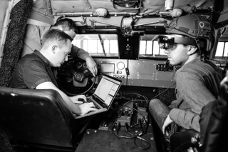 Illustration for article titled El ejército de Ucrania prueba gafas HoloLens para ver a través de los tanques